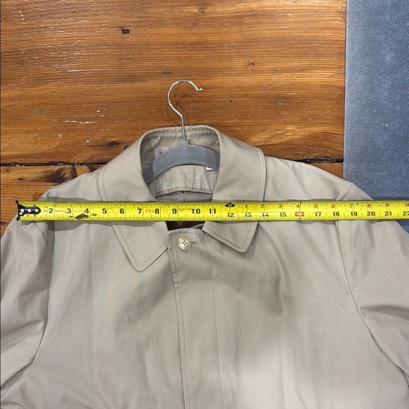 Tan Trench Coat with Adjustable Cuffs and Traditional Collar - Picture 7 of 9